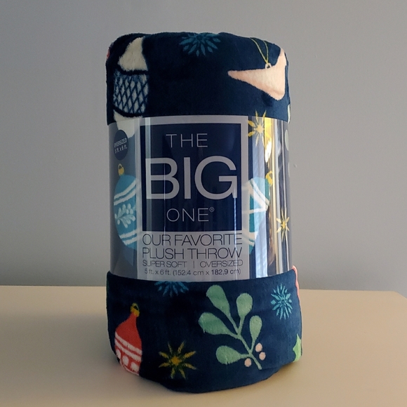 Kohl's Other - NEW! The Big One ORNAMENTS PRINT Oversizes Throw